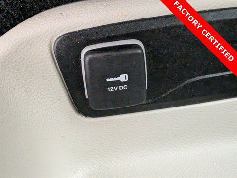 Certified 2024 Chrysler Pacifica Touring-L image 23