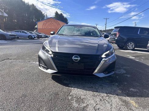 Used 2024 Nissan Altima 2.5 SV FWD image 2