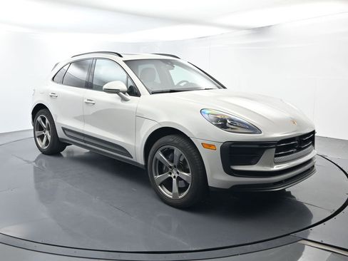 Certified 2025 Porsche Macan AWD/4WD image 17