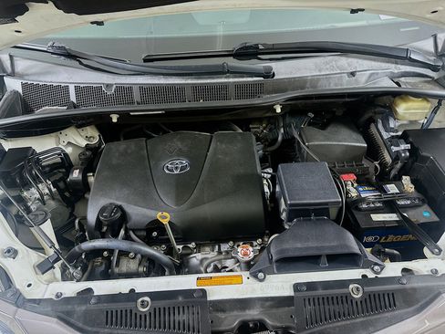 Used 2017 Toyota Sienna XLE image 33