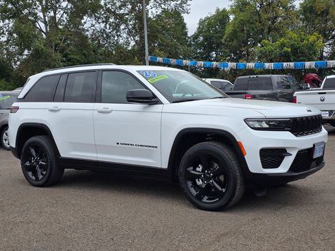 Used 2025 Jeep Grand Cherokee Altitude AWD/4WD image 29