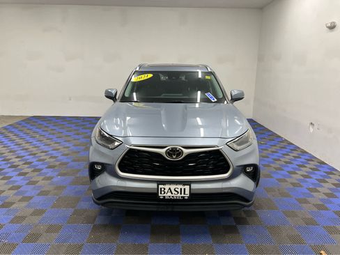 Used 2021 Toyota Highlander XLE image 2