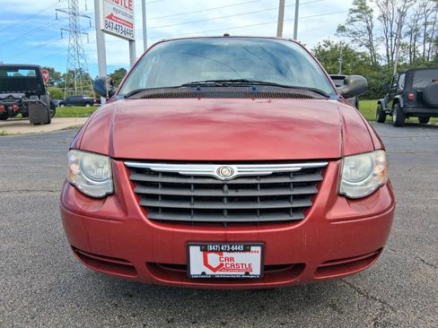 Used 2007 Chrysler Town & Country Touring FWD image 2