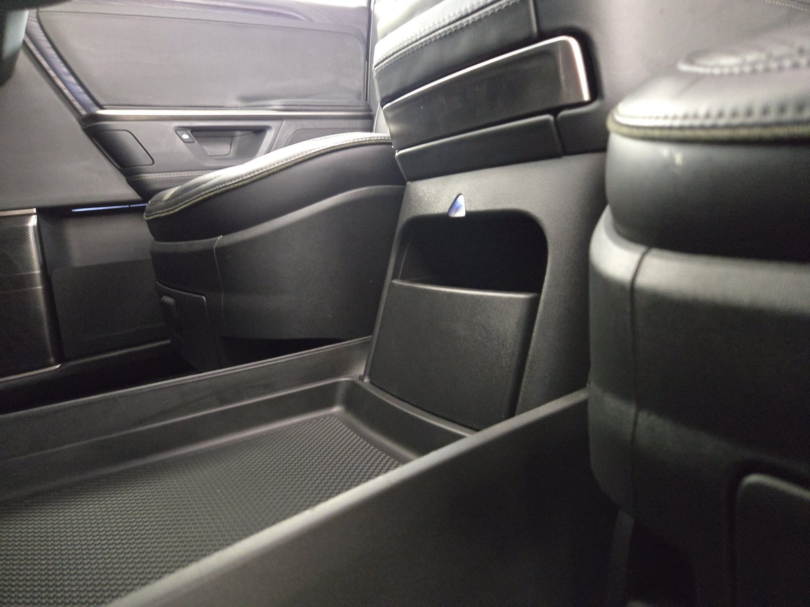 Used 2025 Rivian R1S Adventure Dual AWD/4WD image 33