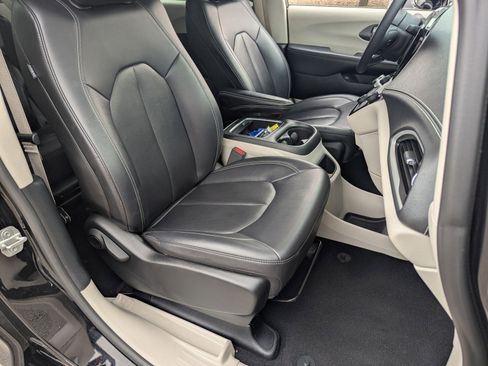 Used 2024 Chrysler Pacifica Select image 11