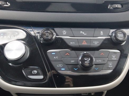 Used 2019 Chrysler Pacifica Touring-L FWD image 24