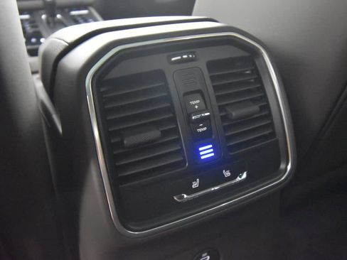 Certified 2025 Porsche Macan AWD/4WD image 39