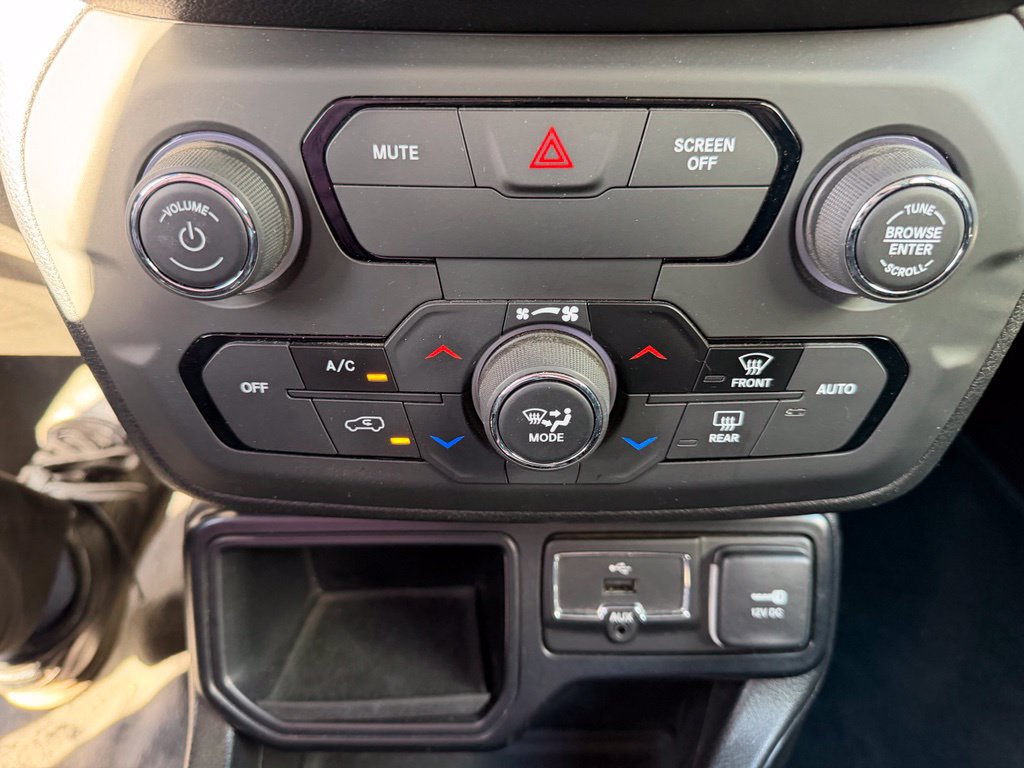 Used 2018 Jeep Renegade Altitude w/ UConnect 8.4 Nav Group FWD image 18
