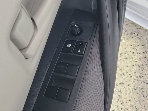 Used 2025 Toyota Corolla LE FWD image 22
