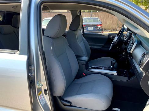 Used 2017 Toyota Tacoma SR5 w/ Tow Package RWD image 9
