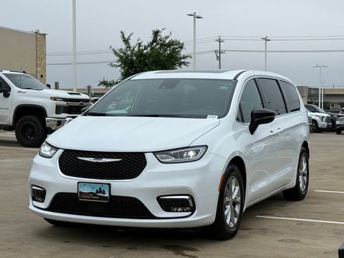 Used 2026 Chrysler Pacifica Limited FWD image 8
