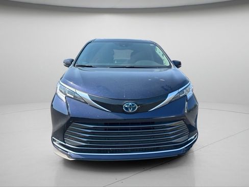 Certified 2023 Toyota Sienna Limited AWD/4WD image 5