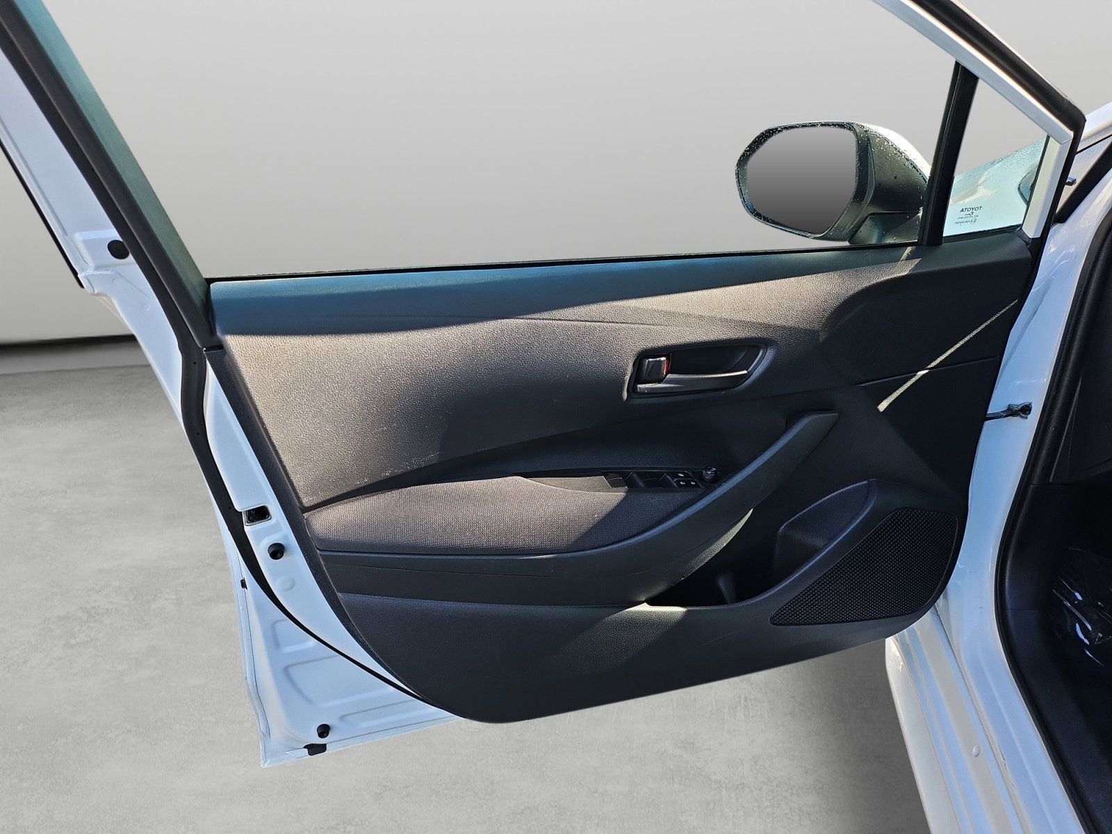Used 2025 Toyota Corolla LE FWD image 34