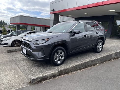 Certified 2022 Toyota RAV4 LE AWD/4WD image 4