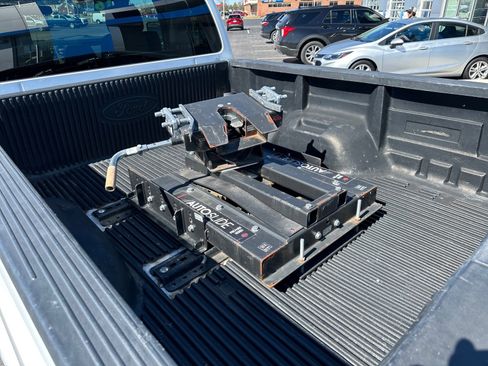 Used 2016 Ford F250 XLT w/ Camper Package image 9