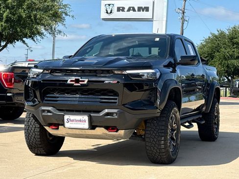 Used 2025 Chevrolet Colorado ZR2 w/ Technology Package AWD/4WD image 3
