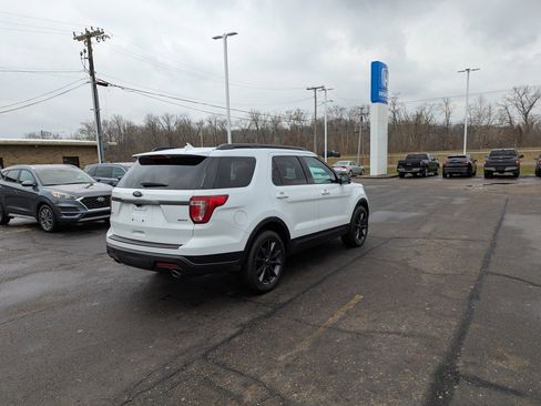 Used 2018 Ford Explorer XLT w/ Equipment Group 202A image 3