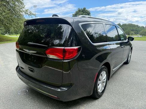 Used 2019 Chrysler Pacifica Touring-L image 8