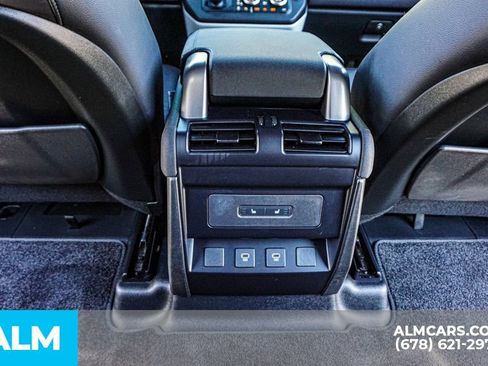 Used 2023 Land Rover Defender 110 X-Dynamic SE image 31