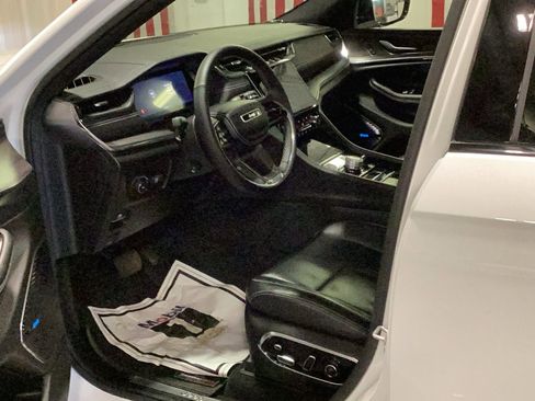 Used 2023 Jeep Grand Cherokee Overland w/ Luxury Tech Group IV AWD/4WD image 10