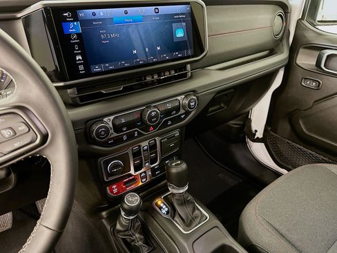 Used 2025 Jeep Wrangler Unlimited Rubicon image 25