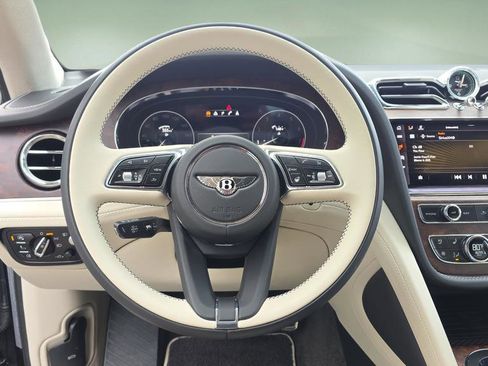 Used 2023 Bentley Bentayga image 24