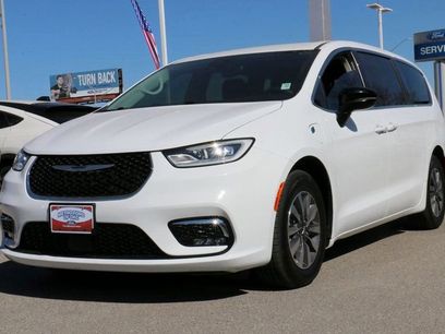 Used 2024 Chrysler Pacifica Select