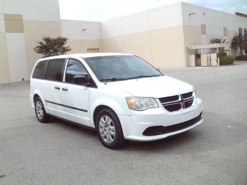 Used 2016 Dodge Grand Caravan American Value Package w/ UConnect Hands-Free Group FWD image 3