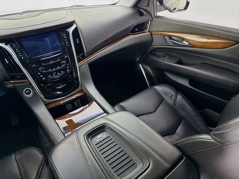 Used 2018 Cadillac Escalade 4WD image 24