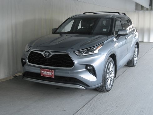 Used 2020 Toyota Highlander Platinum image 28
