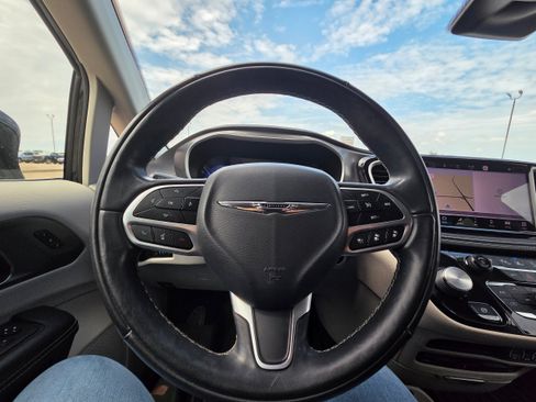 Used 2022 Chrysler Pacifica Touring-L w/ Uconnect Theater Family Group AWD/4WD image 12