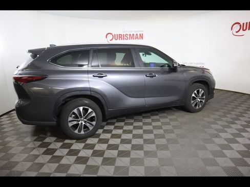 Used 2024 Toyota Highlander XLE FWD image 19
