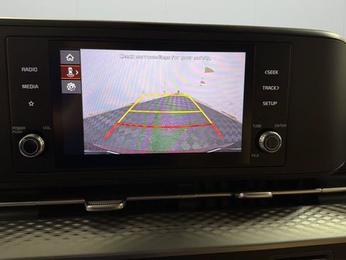 Used 2024 Kia Carnival LX FWD image 17