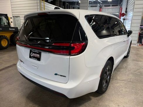 Used 2023 Chrysler Pacifica Limited w/ Uconnect Theater Family Group FWD image 18