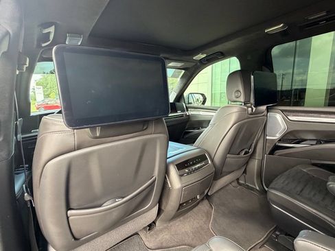 Used 2025 Cadillac Escalade ESV V AWD/4WD image 19