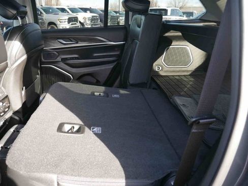 Used 2023 Jeep Grand Cherokee Limited w/ Black Appearance Package image 16