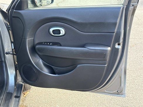 Used 2017 Kia Soul + image 8