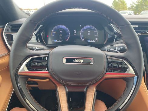 New 2025 Jeep Grand Cherokee Summit image 19