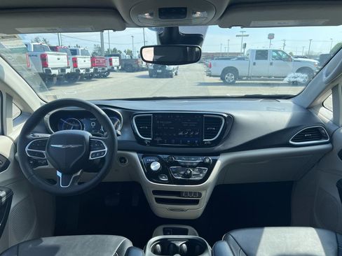 Used 2024 Chrysler Pacifica Touring-L image 28