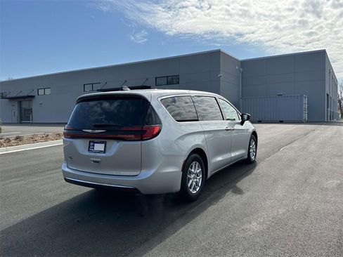 Used 2024 Chrysler Pacifica Touring-L image 28