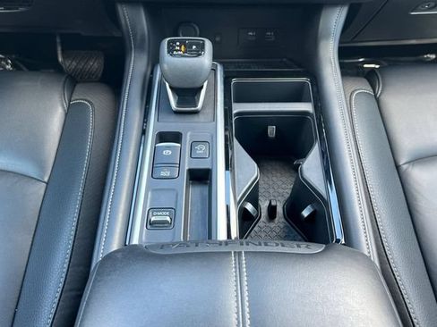 Used 2025 Nissan Pathfinder SL FWD image 11