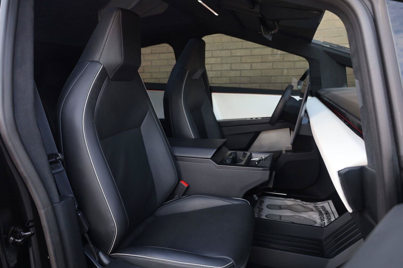 Used 2024 Tesla Cybertruck AWD Crew Cab image 30