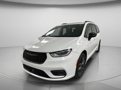 Used 2025 Chrysler Pacifica Limited FWD image 4