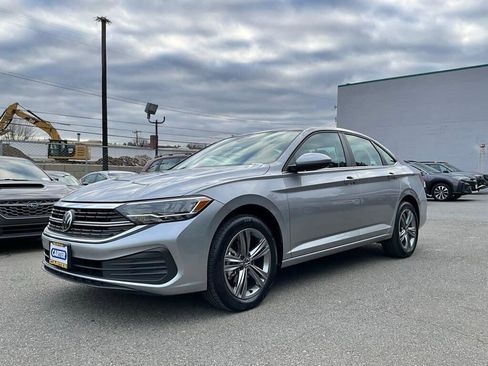 Certified 2023 Volkswagen Jetta SE w/ Panoramic Sunroof Package image 4