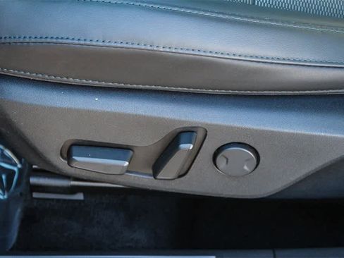 Used 2023 Kia Niro EX image 29