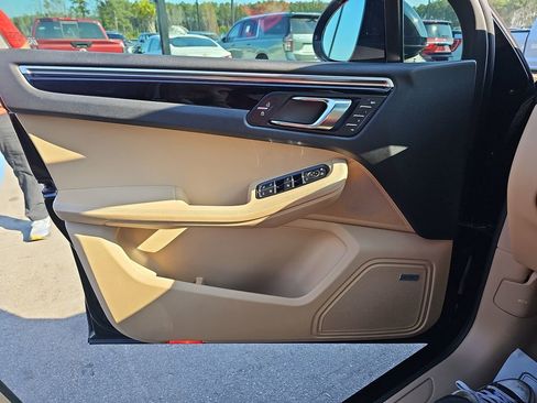 Used 2019 Porsche Macan image 32