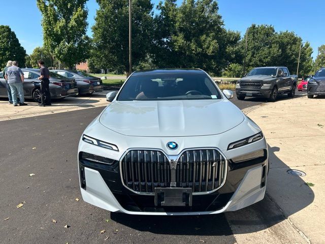 Used 2023 BMW i7 xDrive60 AWD/4WD image 2