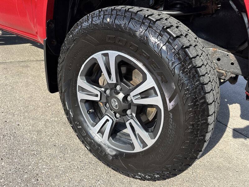 Used 2016 Toyota Tacoma TRD Sport w/ Towing Package AWD/4WD image 13