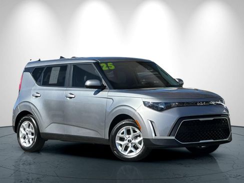 Used 2025 Kia Soul LX w/ LX Technology Package FWD image 2
