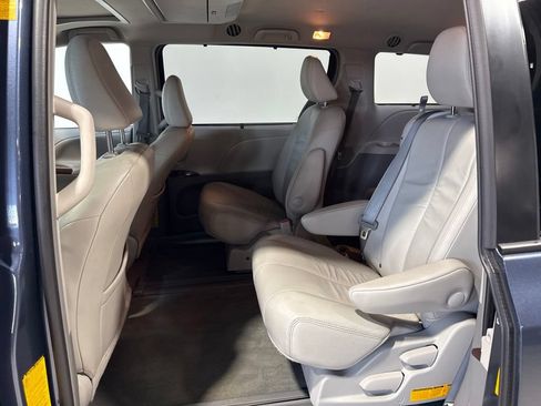 Used 2014 Toyota Sienna XLE w/ Entertainment Package FWD image 32